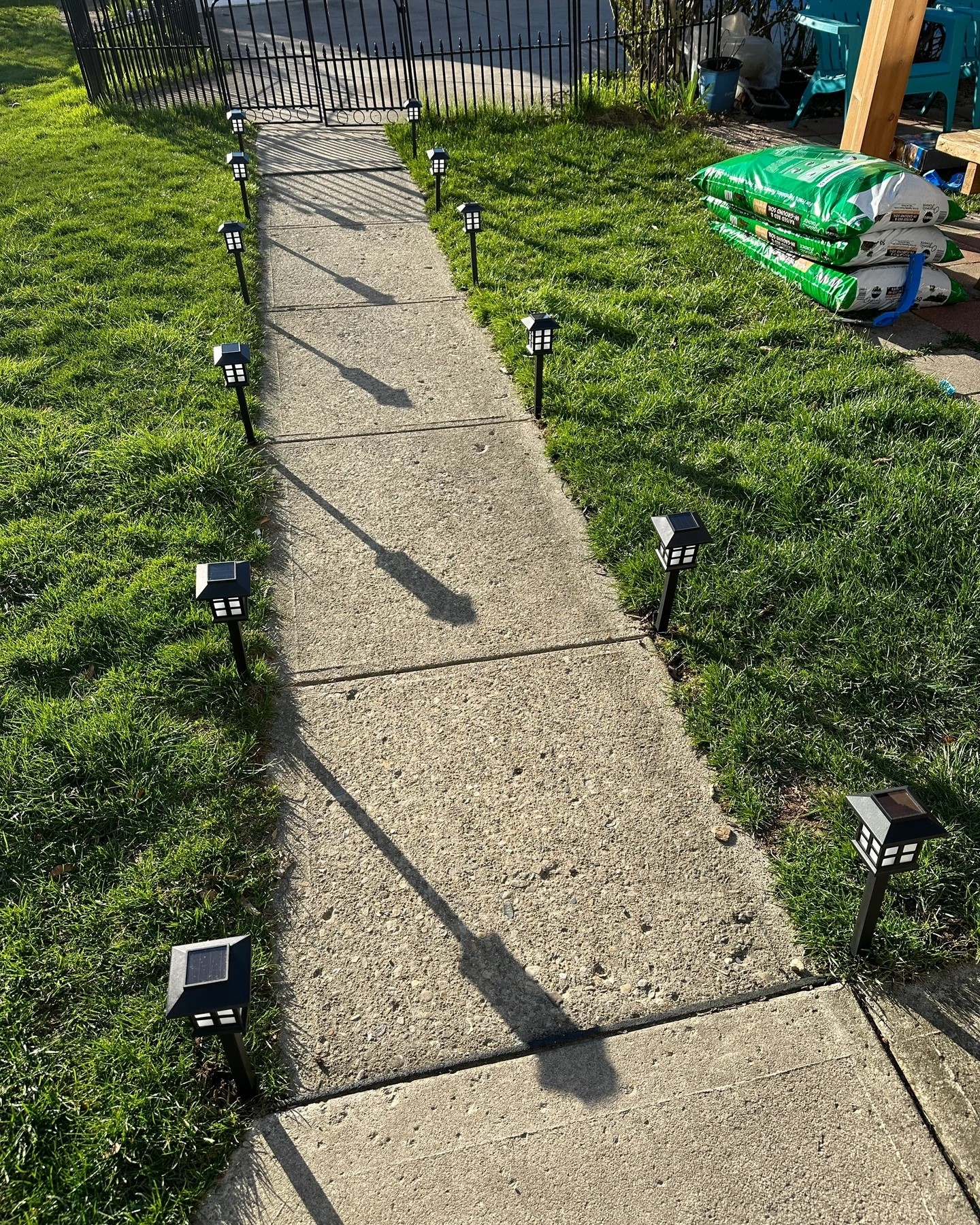 Solar Pathway Lights (Warm White) - 4 Pack - Image 2