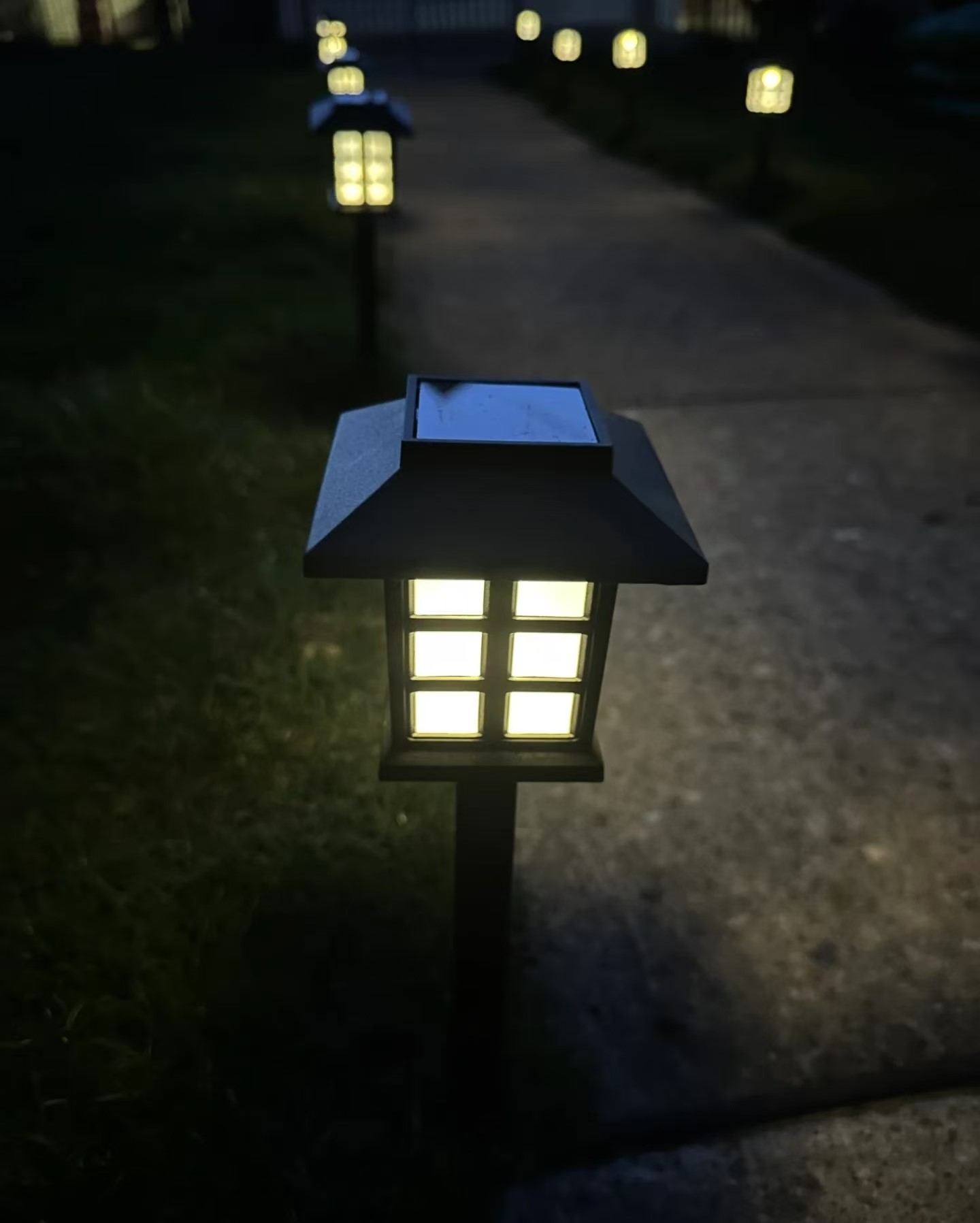 Solar Pathway Lights (Warm White) - 4 Pack - Image 3